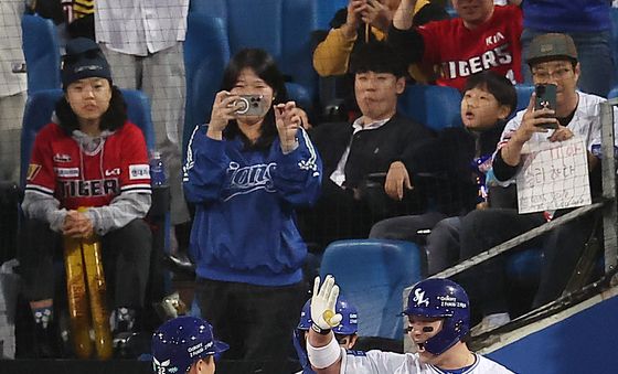 박병호, 나도 김헌곤 기운 좀 받아야겠어!