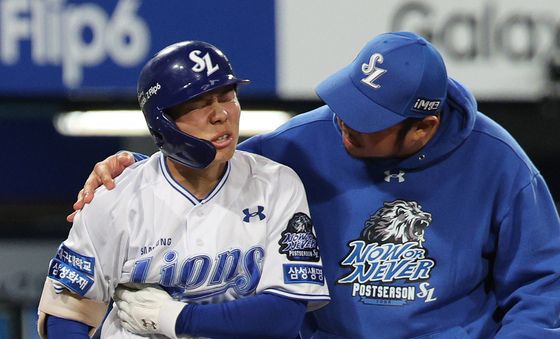 공에 맞아 고통 호소하는 김지찬