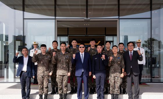 윤석열 대통령, 공군사관학교 장교들과 함께