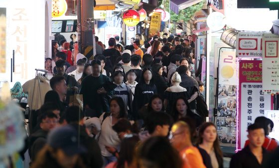 '핼러윈데이 앞두고 인파로 북적이는 홍대거리'