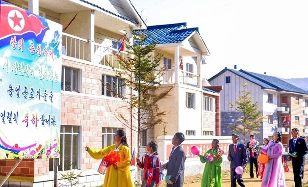 北 곳곳에서 새집들이…"새시대 농촌문명 창조"