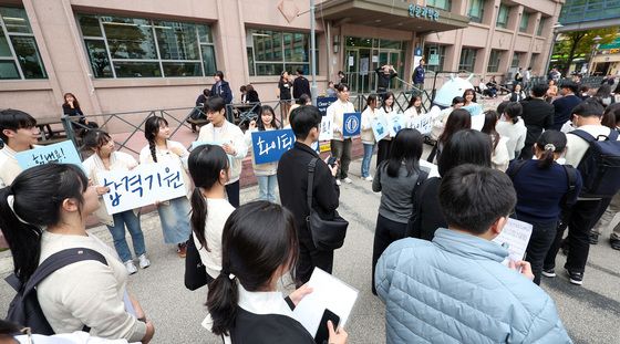 선배들의 합격기원 응원 속 면접고사장 향하는 수험생들