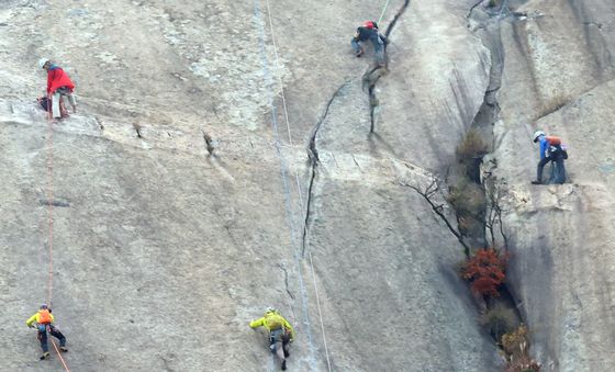 암벽 등반 즐기는 산악인들