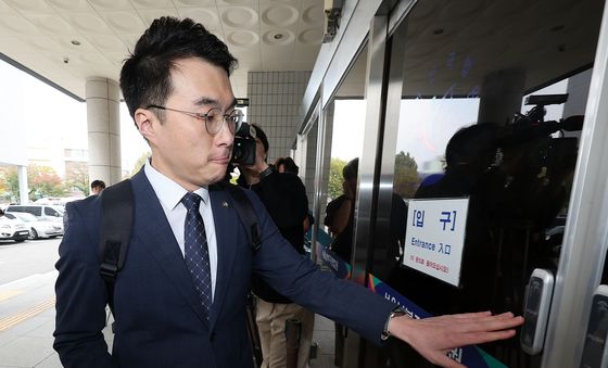 '코인 의혹' 김남국 전 의원, 국회 허위 재산 신고 혐의 공판 출석