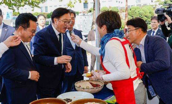 시식하는 우원식 의장