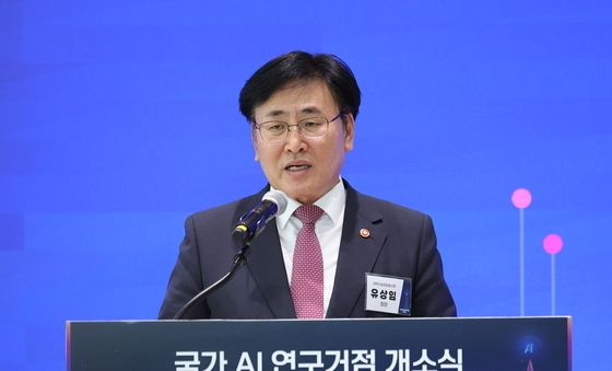 국가 AI 연구거점 개소식 축하하는 유상임 장관