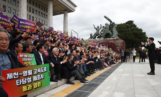 제천-삼척 고속도로 예타 통과 위한 설명회 참석한 한동훈