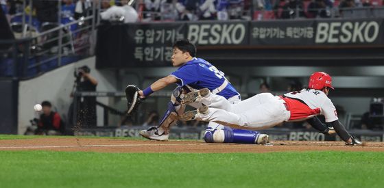 공보다 빠르게 도착한 박찬호