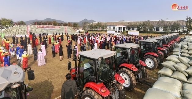 북한 강남군 이산농장 결산분배 모임…"지난해 이어 최고수확"