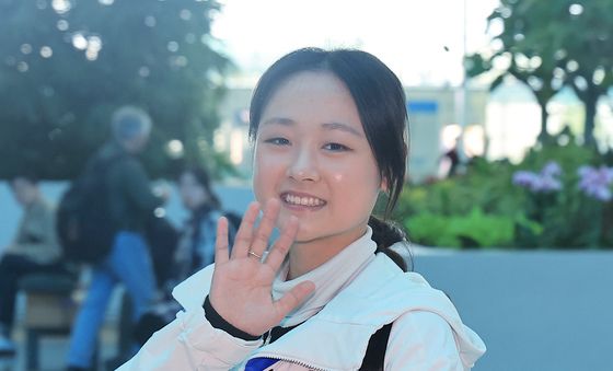 출국 인사하는 김채연