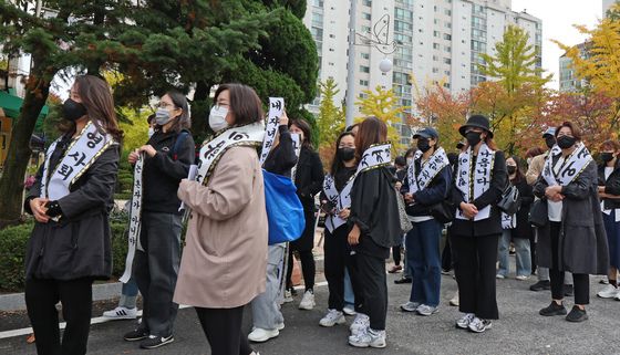 이영경 시의원이 맡은 중학교 운영위원장 해임 촉구 위해 모인 학보무