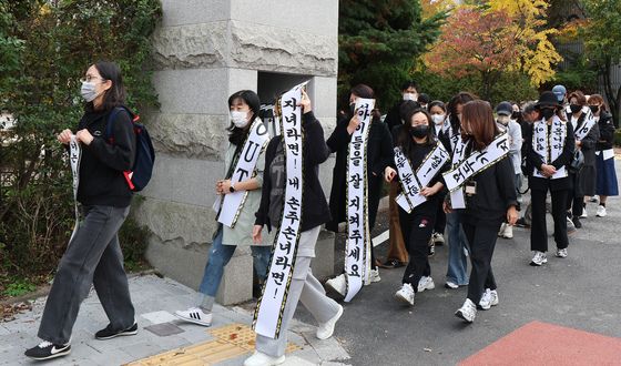 학폭 자녀 문제 놓인 이영경 성남시의원, 학교운영위원장 해임 촉구 위해 모인 학부모들