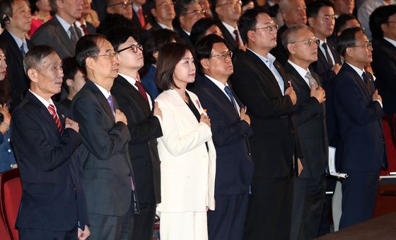 국민의례하는 한덕수 총리와 당 대표들