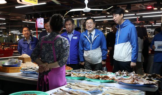 강화풍물시장 찾은 박찬대 민주당 원내대표 '한연희 후보 지원'