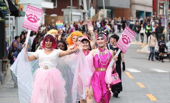 '당당함 표현하는 성소수자들'