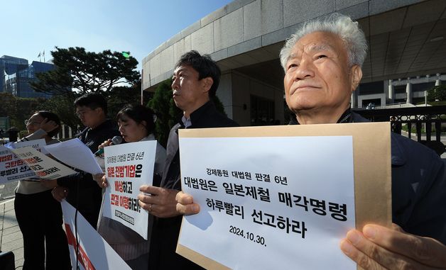 항의서한 든 이창환 씨