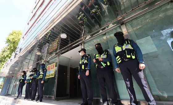 '국가보안법' 위반 혐의 한국진보연대 압수수색하는 경찰