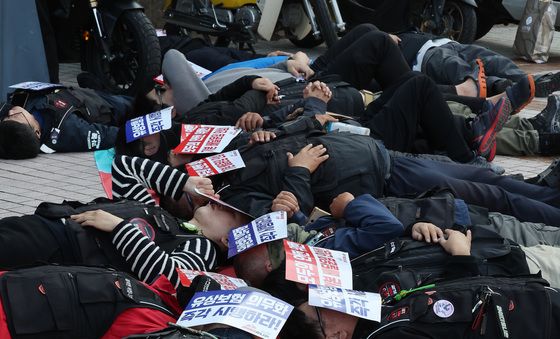 '배달료 삭감 반대' 호소하는 라이더들