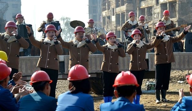 평안북도 수해 지역서 '선동공세'…청년중앙예술선전대원들