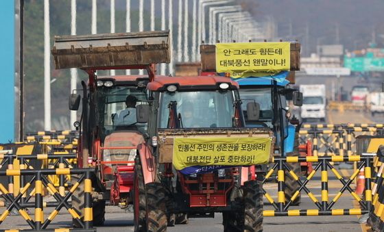 '대북전단 살포 중단하라' 트랙터 끌고 통일대교 건너는 주민들