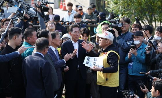 야당 의원들과 대화하는 최성룡 납북자피해가족연합회 대표