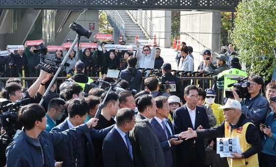 야당의원들과 대화하는 납북자대표, 뒤로는 '대북전단 반대'