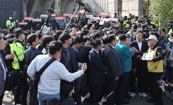 파주시장과 대화하는 납북자피해가족연합회 대표, 뒤로는 '대북전단 살포 규탄'