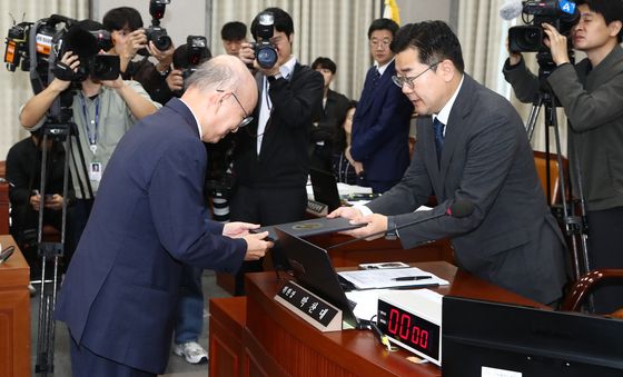 [국감]선서문 제출하는 안창호 국가인권위원장