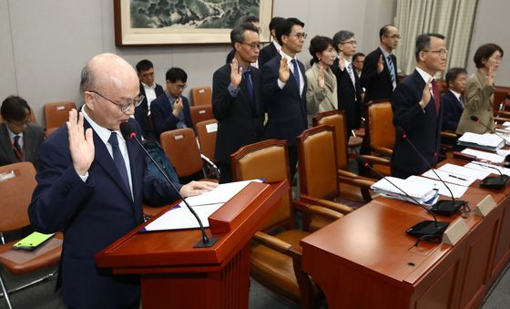 [국감]선서하는 안창호 국가인권위원장