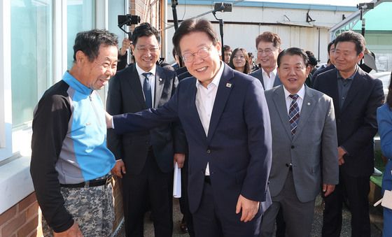 '대남방송 소음' 피해 마을 주민과 대화하는 이재명 대표