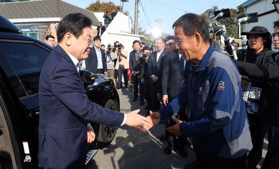 이재명 대표, '대남방송 소음' 피해 마을 방문