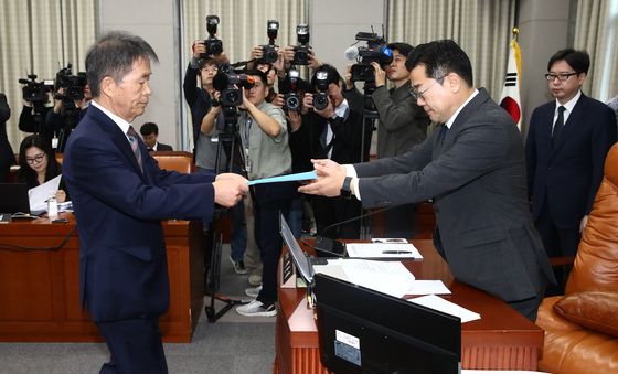 [국감]선서문 제출하는 김용원 상임위원