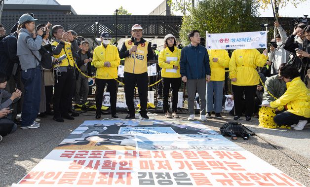 '대북 전단 살포 취소' 발언하는 최성룡 대표