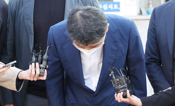 고개숙여 인사하는 김범수 카카오 경영쇄신위원장