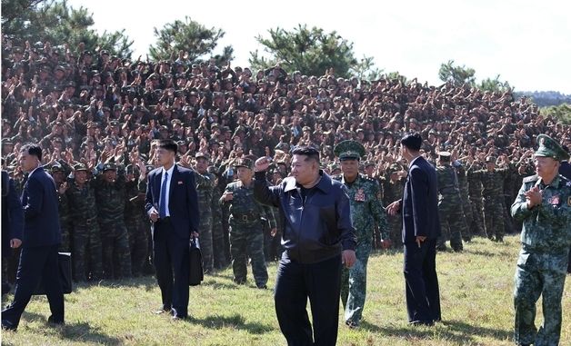 북한 김정은, 특수부대 찾아 "유사시 핵무기 사용할 것"