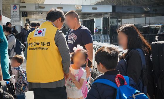 베이루트 공항 도착한 재외국민들