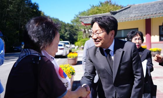 강기정 시장, 세계호남향우회 총연합 5.18묘지 방문 맞이