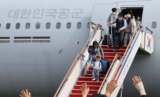 레바논 체류 국민 태운 군수송기 서울공항 도착