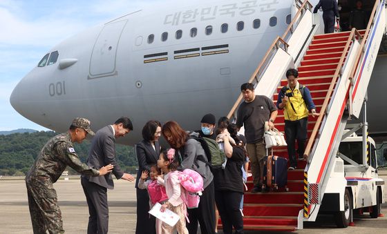 레바논 체류 국민 태운 군수송기 서울공항 도착