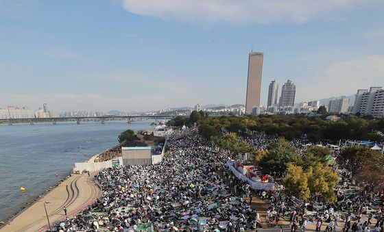 불꽃축제 앞둔 여의도공원 '인산인해'