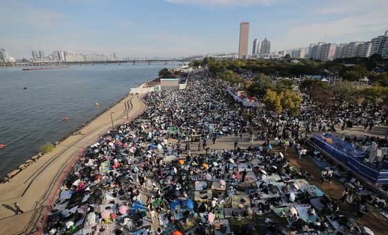 불꽃축제 앞둔 여의도공원, 인산인해