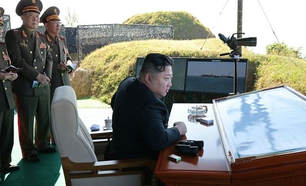 포병종합군관학교 사격훈련 참관한 북한 김정은