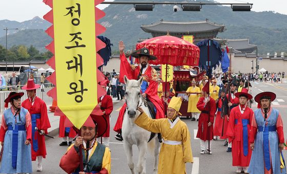 광화문광장 지나는 정조대왕