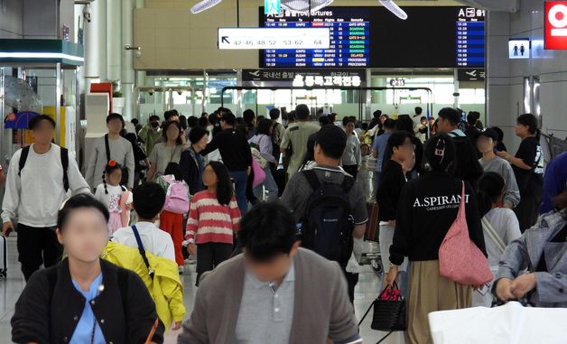 징검다리 연휴 마지막 날 제주공항 북적