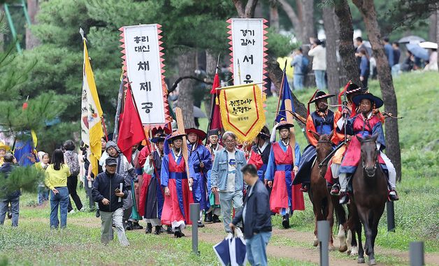 화성행궁으로 향하는 능행차 행렬