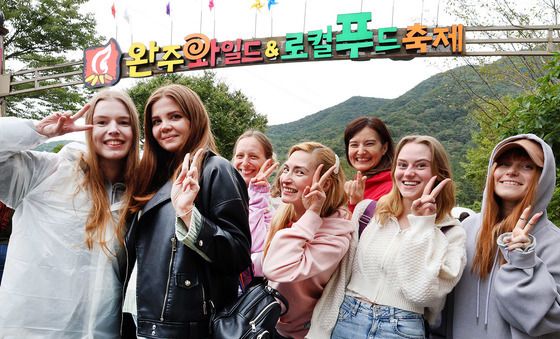 제12회 완주 와일드앤로컬푸드축제 찾은 외국인관광객들