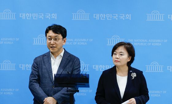 질문에 답하는 천준호·정춘생