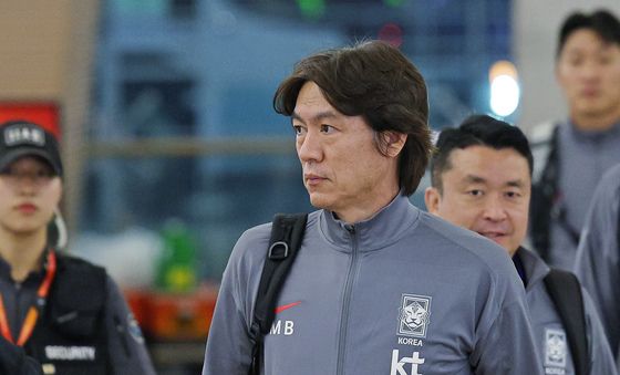 인천공항 통해 요르단 향하는 홍명보 감독