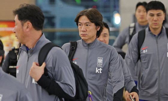 코치진과 이동하는 홍명보 축구 대표팀 감독