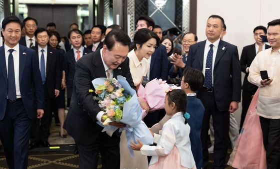 필리핀 동포 만찬 간담회서 꽃다발 받는 윤석열 대통령 부부